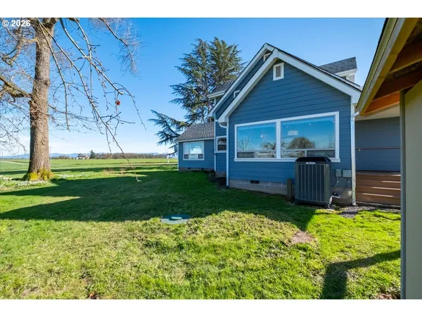a view of back yard of the house