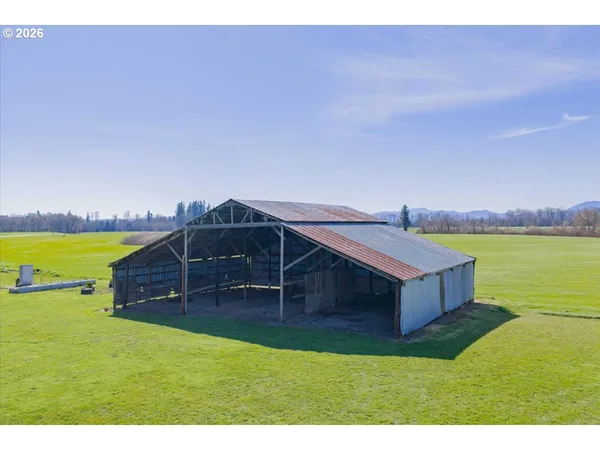 a view of a yard in front of house