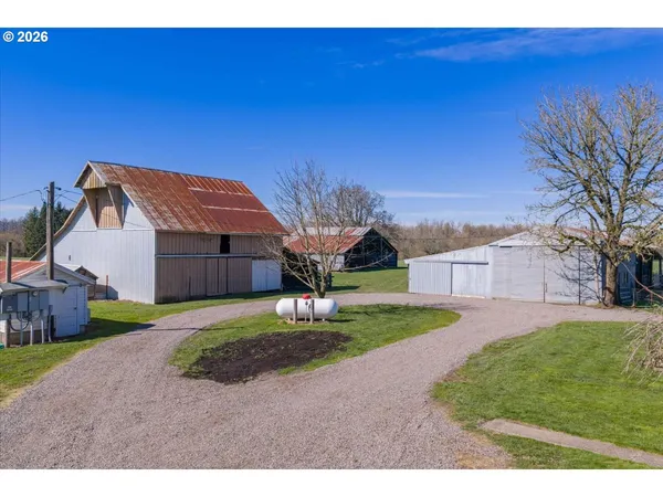 a view of a backyard