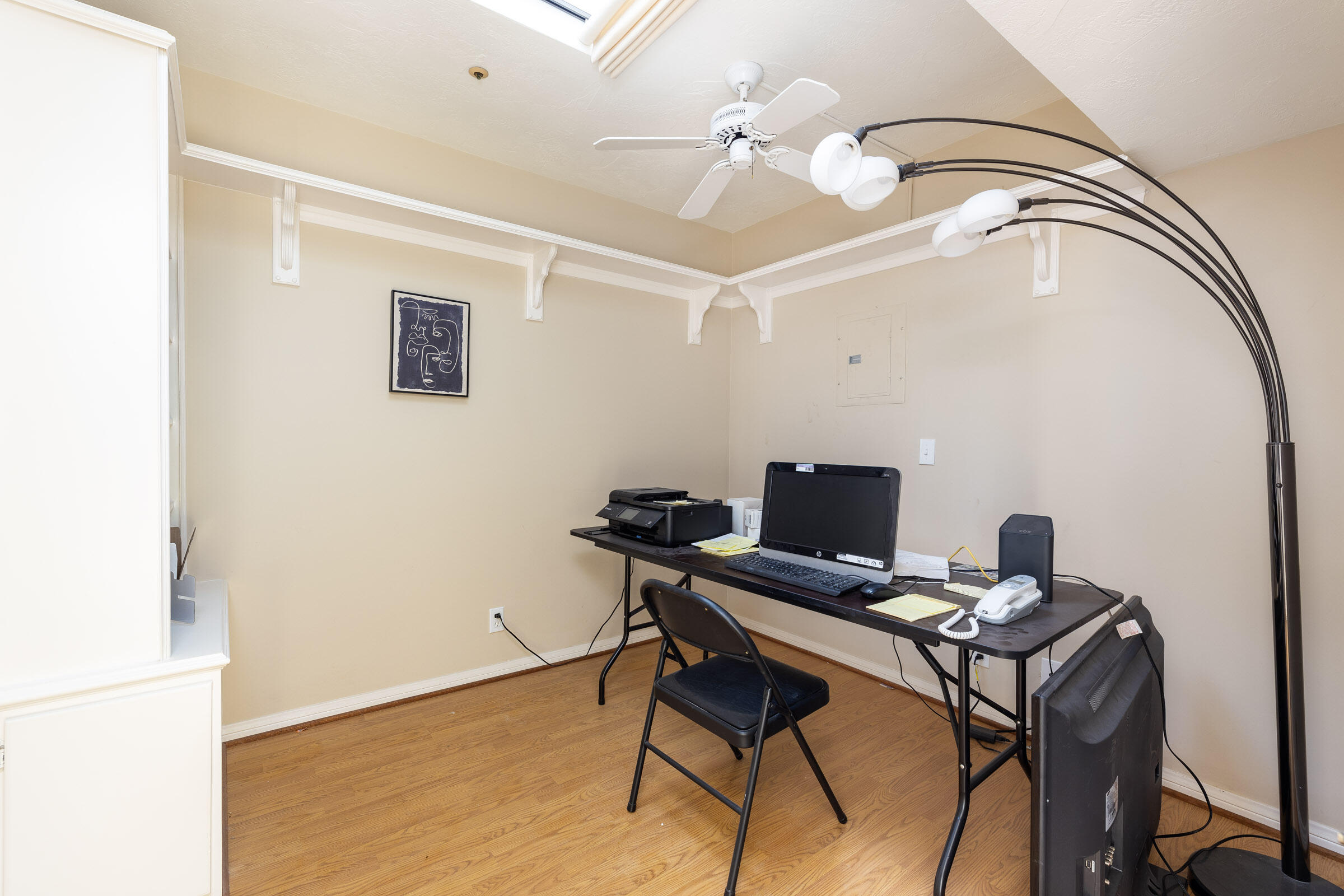 4925 Sandyland Road, Unit F Carpinteria, CA 93013 - Photo 18 of 19 a workspace with furniture and lamp