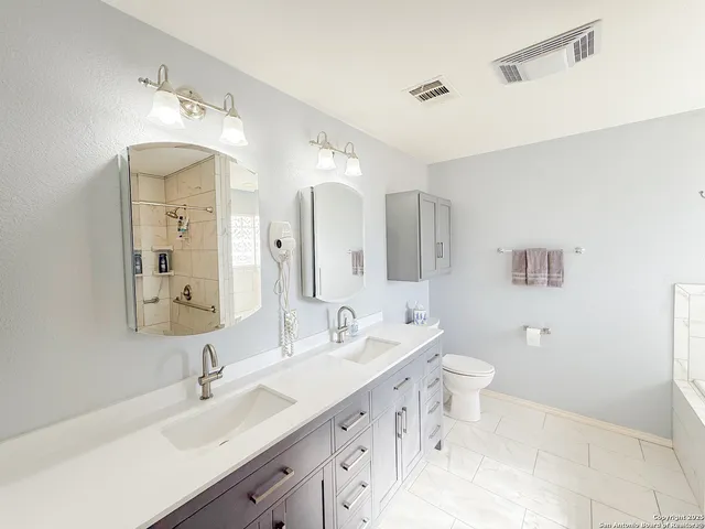 $797,000 | 1185 County Road 7718, Devine, TX 78016