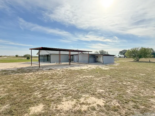 $797,000 | 1185 County Road 7718, Devine, TX 78016