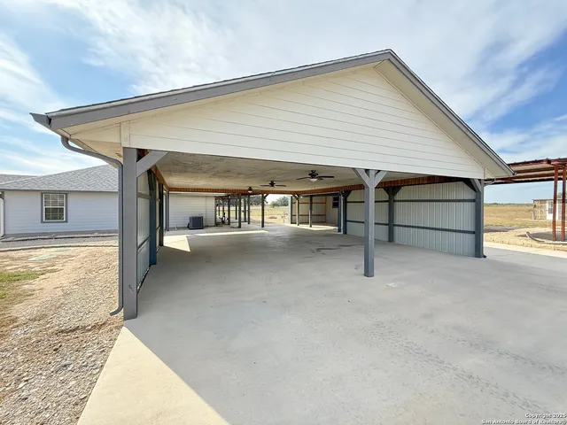 $797,000 | 1185 County Road 7718, Devine, TX 78016