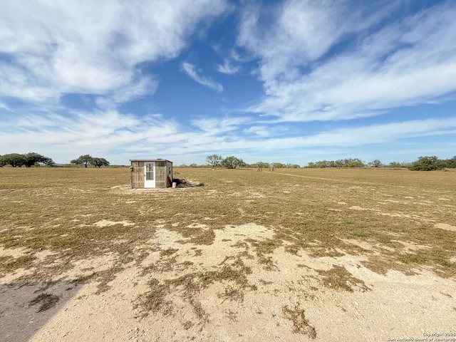 $797,000 | 1185 County Road 7718, Devine, TX 78016