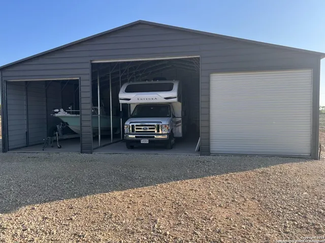 $797,000 | 1185 County Road 7718, Devine, TX 78016