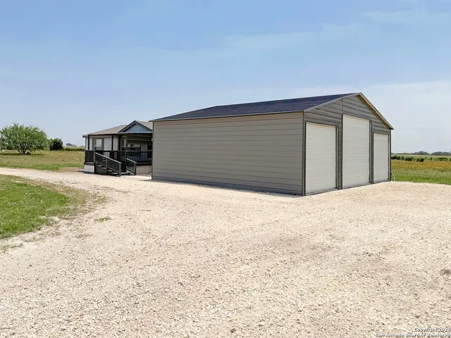 $797,000 | 1185 County Road 7718, Devine, TX 78016