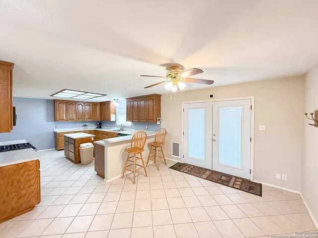 $797,000 | 1185 County Road 7718, Devine, TX 78016