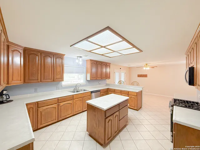 $797,000 | 1185 County Road 7718, Devine, TX 78016