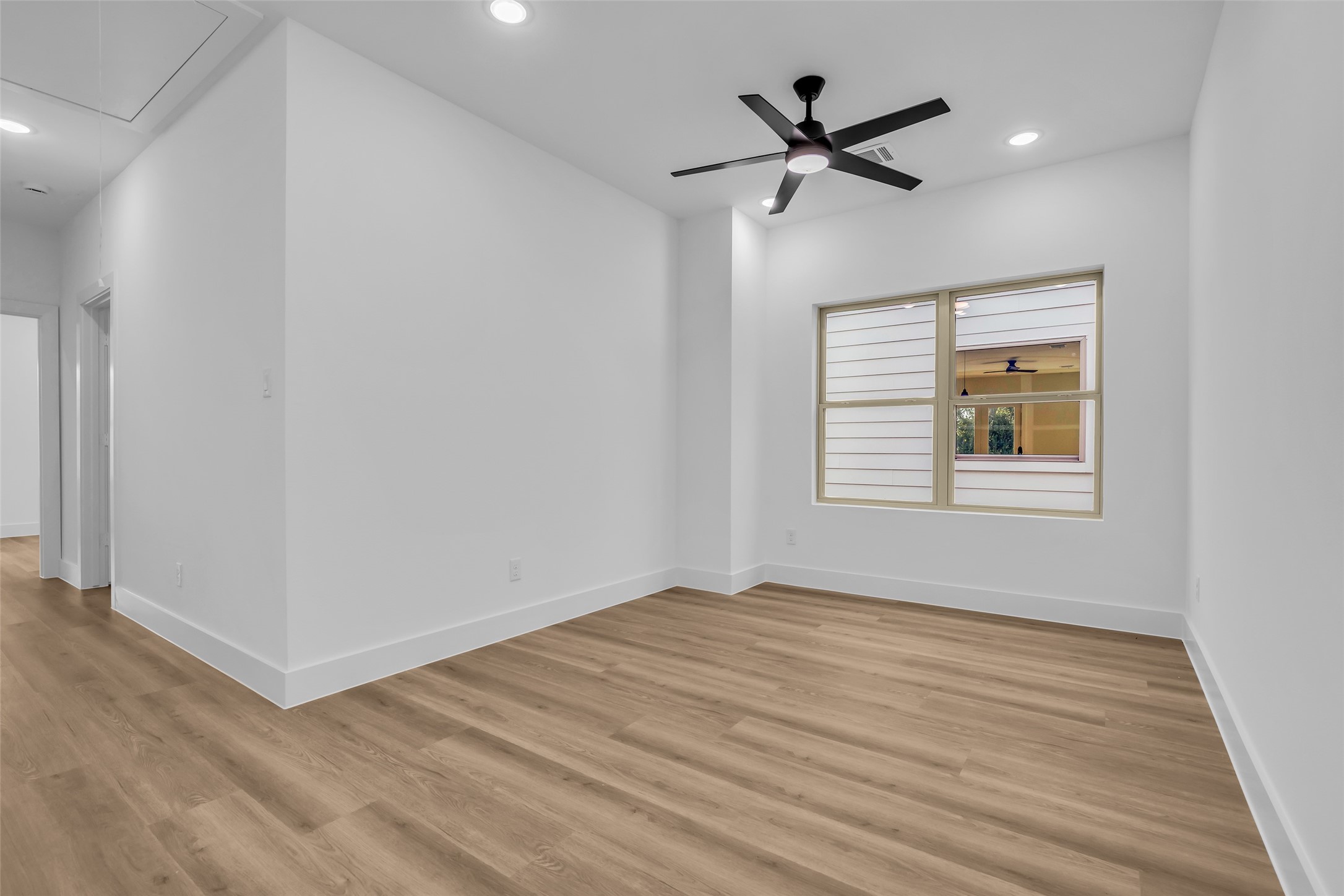 1506 Griffin Street Houston, TX 77009 - Photo 21 of 38 The second floor features include luxury vinyl flooring throughout, this flex area is perfect for office space, play area or media.