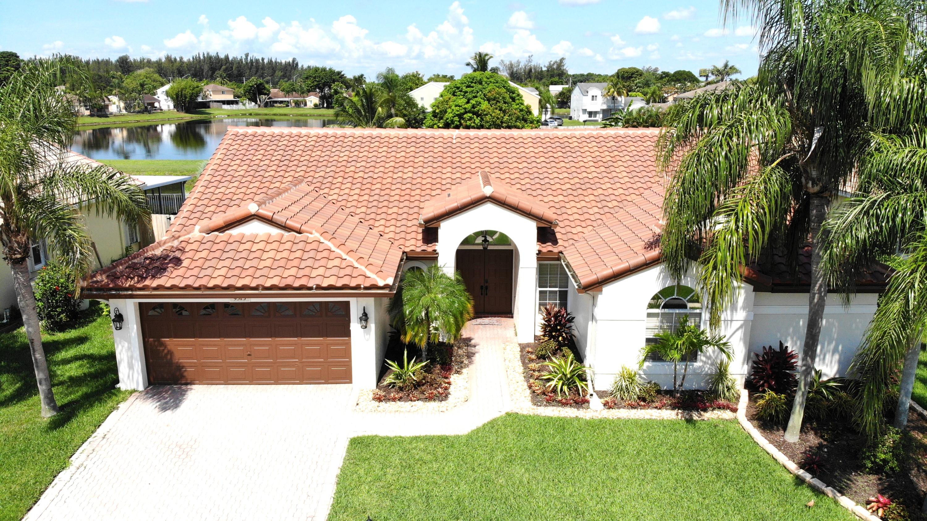 a view of a house with a yard