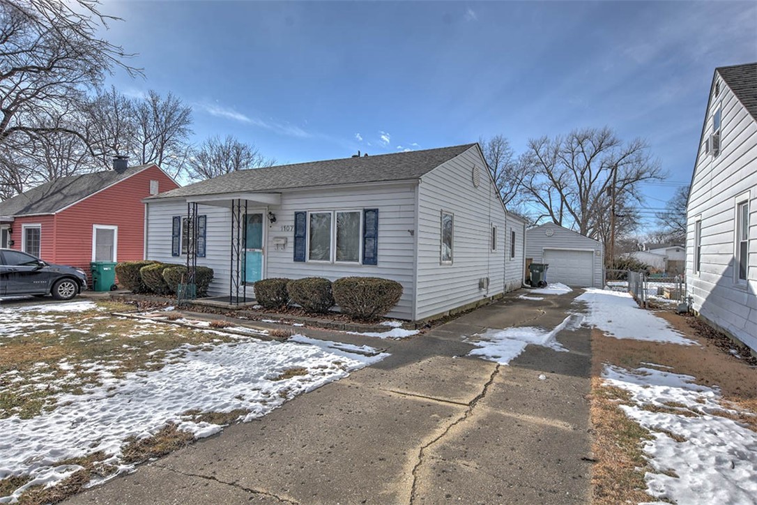1107 North Oakcrest Avenue Decatur, IL 62522 - Photo 2 of 21