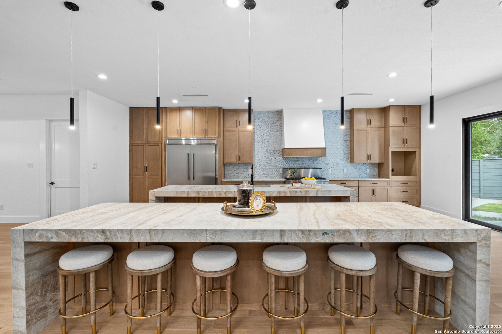 718 Ridgemont Avenue Terrell Hills, TX 78209 - Photo 15 of 39 a kitchen with granite countertop a table and chairs in it