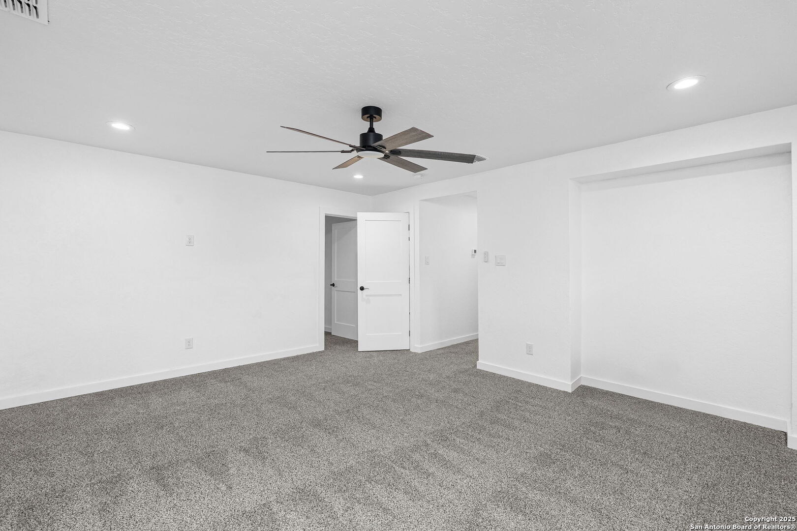 718 Ridgemont Avenue Terrell Hills, TX 78209 - Photo 26 of 39 a view of an empty room