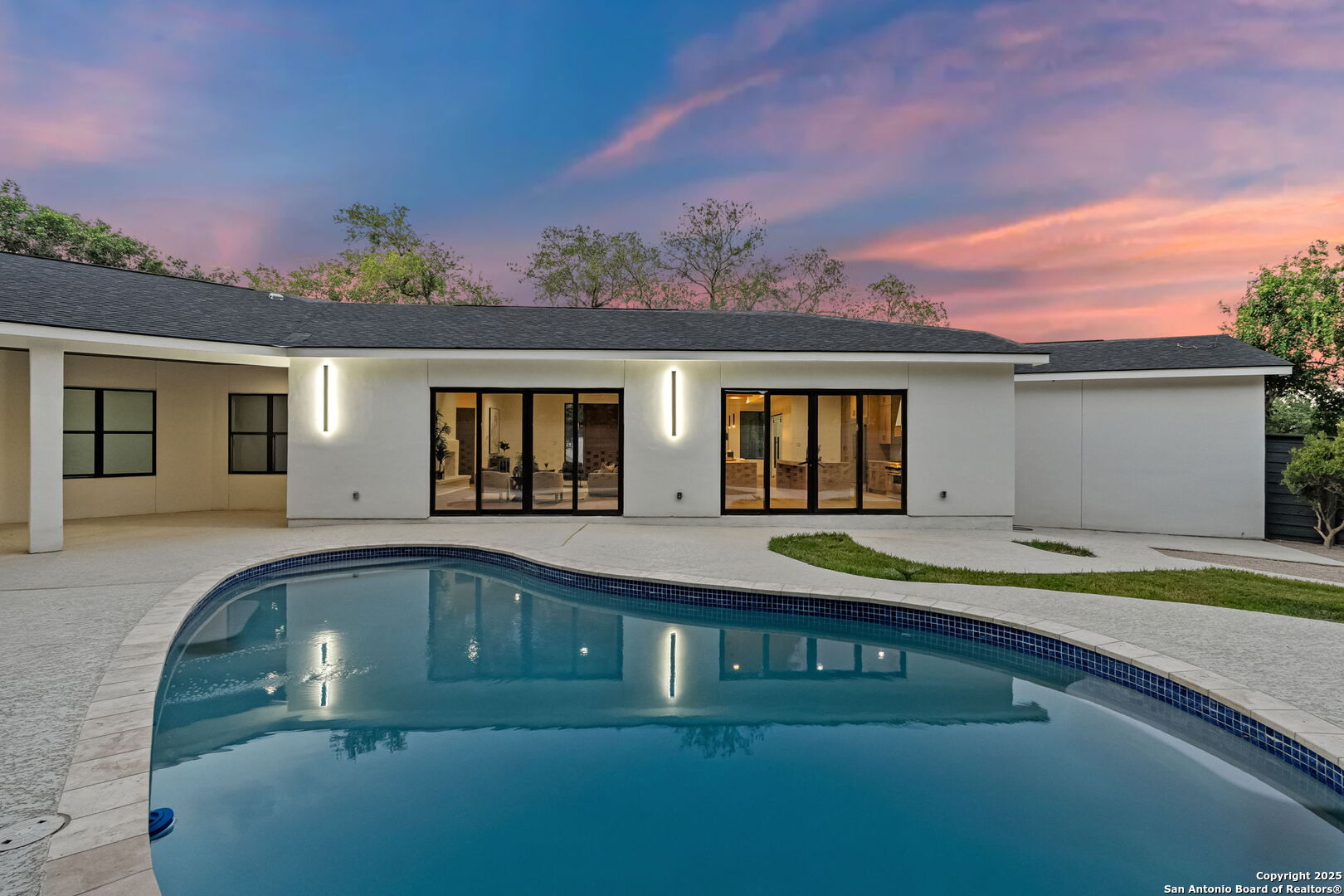718 Ridgemont Avenue Terrell Hills, TX 78209 - Photo 32 of 39 a swimming pool with outdoor seating and yard