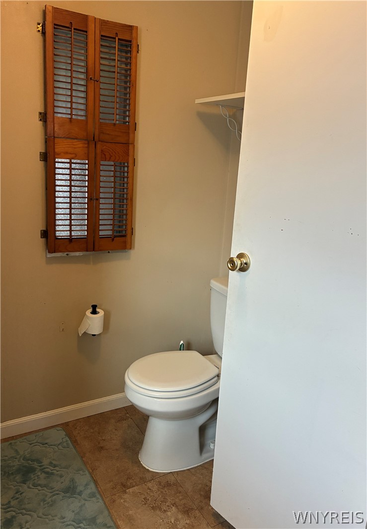 6035-286 South Transit Road, Unit 286 Lockport, NY 14094 - Photo 22 of 48 SHUTTERS ON PRIVACY WINDOW
