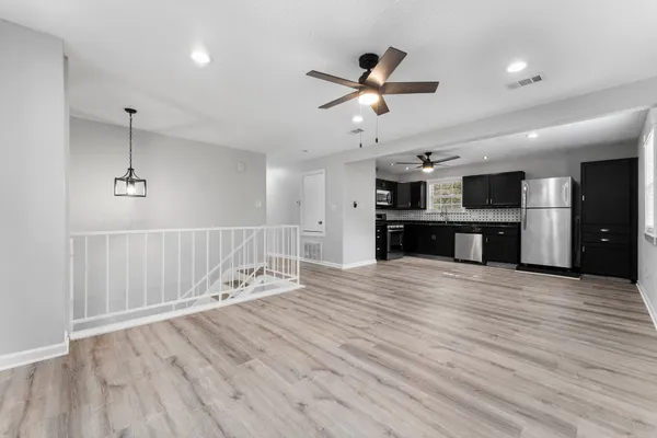 $1,950 | 2 Ground Brier Court, The Woodlands, TX 77381