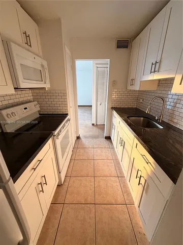 $2,600 | 7250 Southwest 94th Place, Unit B8, Miami, FL 33173