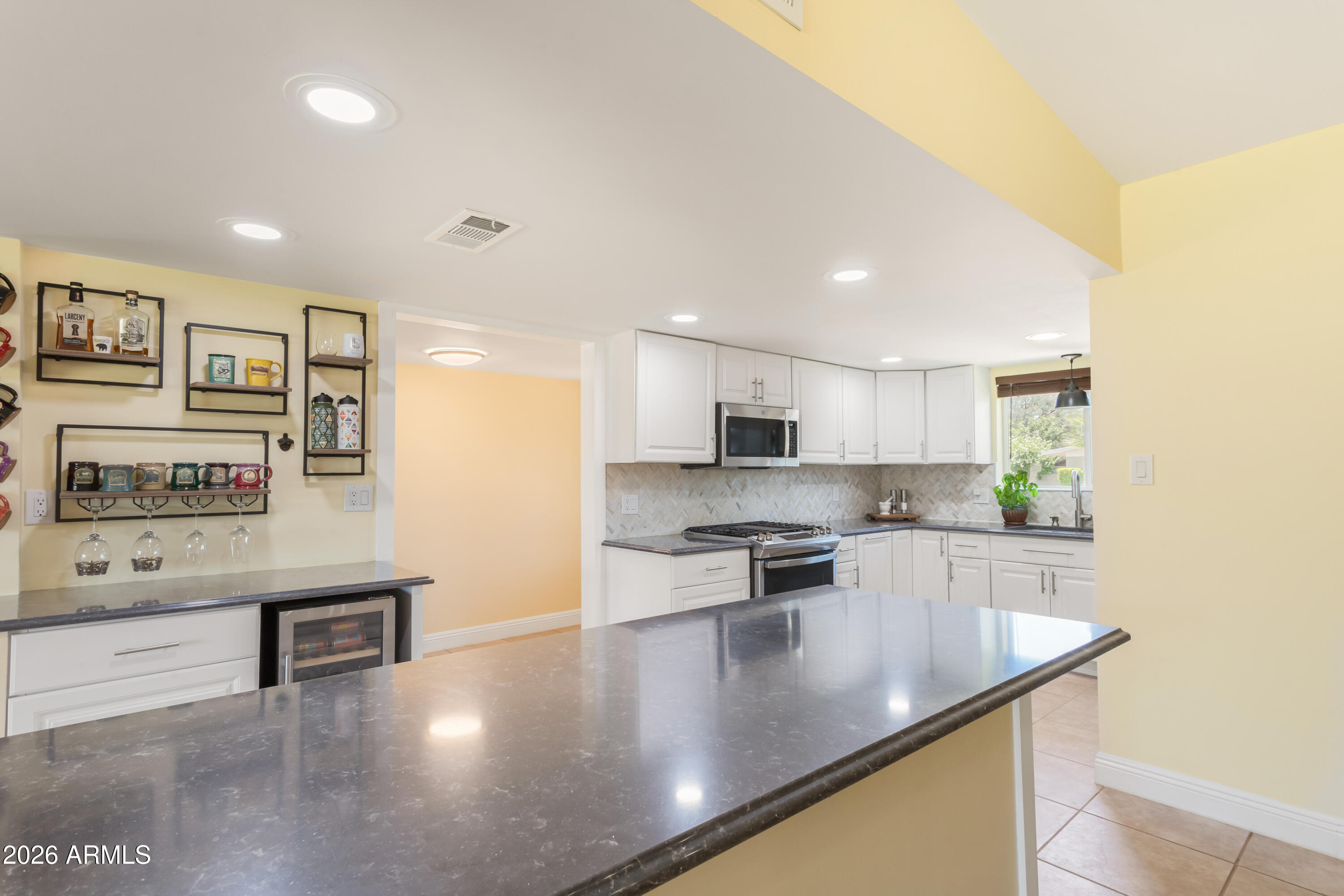 805 Suffolk Road Sierra Vista, AZ 85635 - Photo 11 of 49 kitchen bar