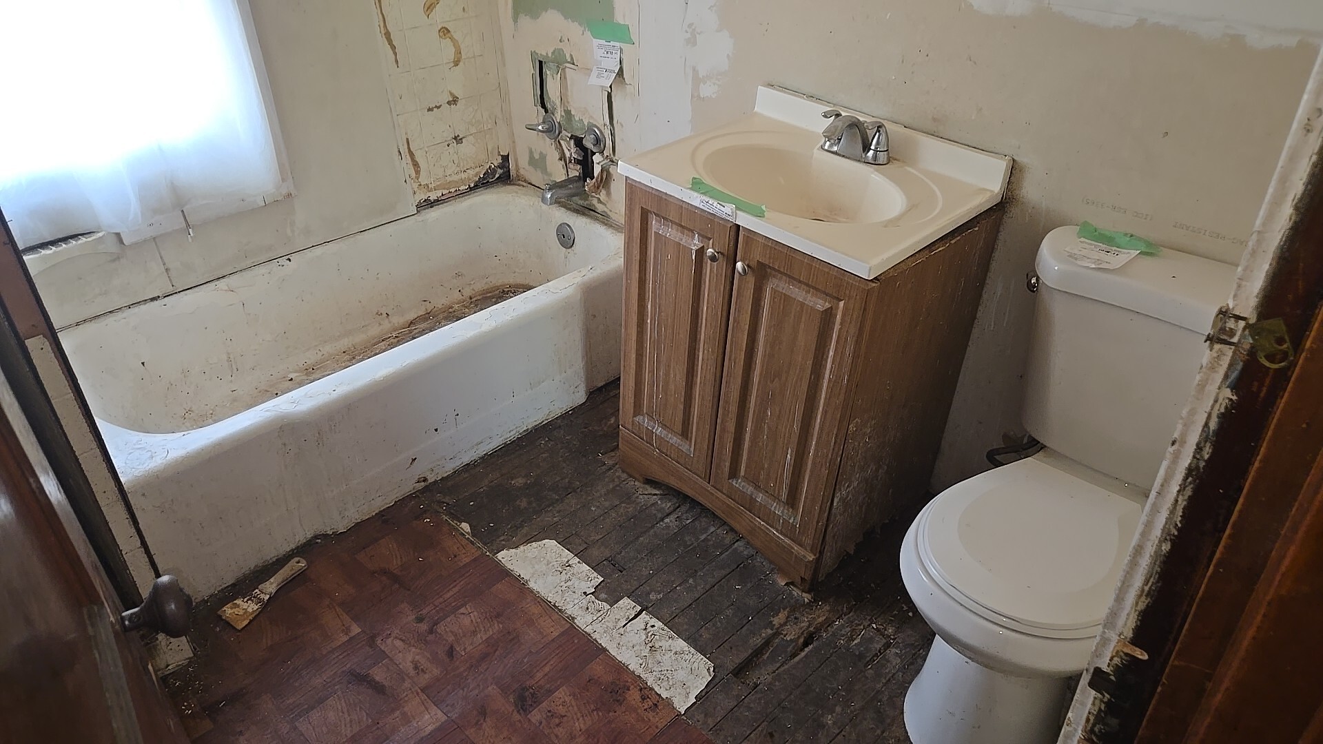 134 West 107th Street Chicago, IL 60628 - Photo 14 of 24 a bathroom with a sink toilet and tub