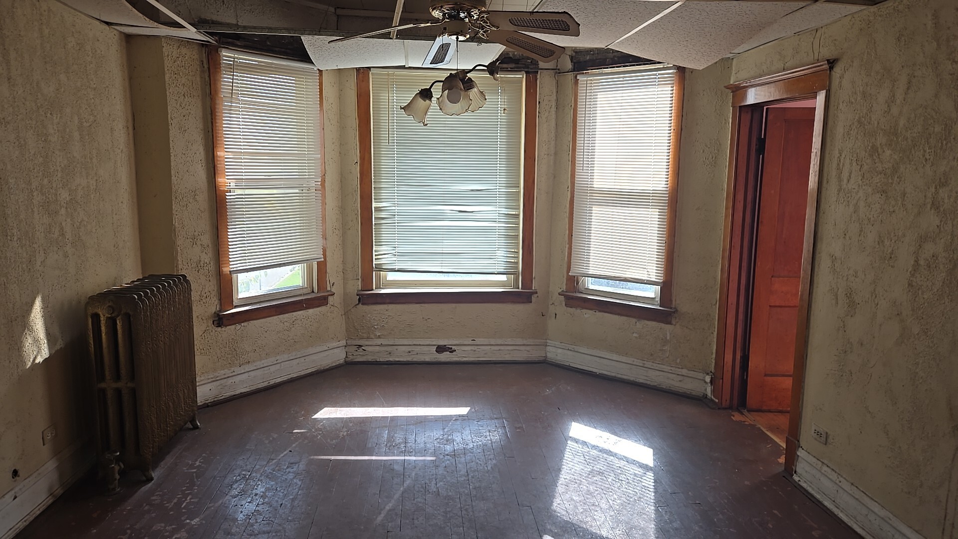 134 West 107th Street Chicago, IL 60628 - Photo 19 of 24 a view of empty room with windows