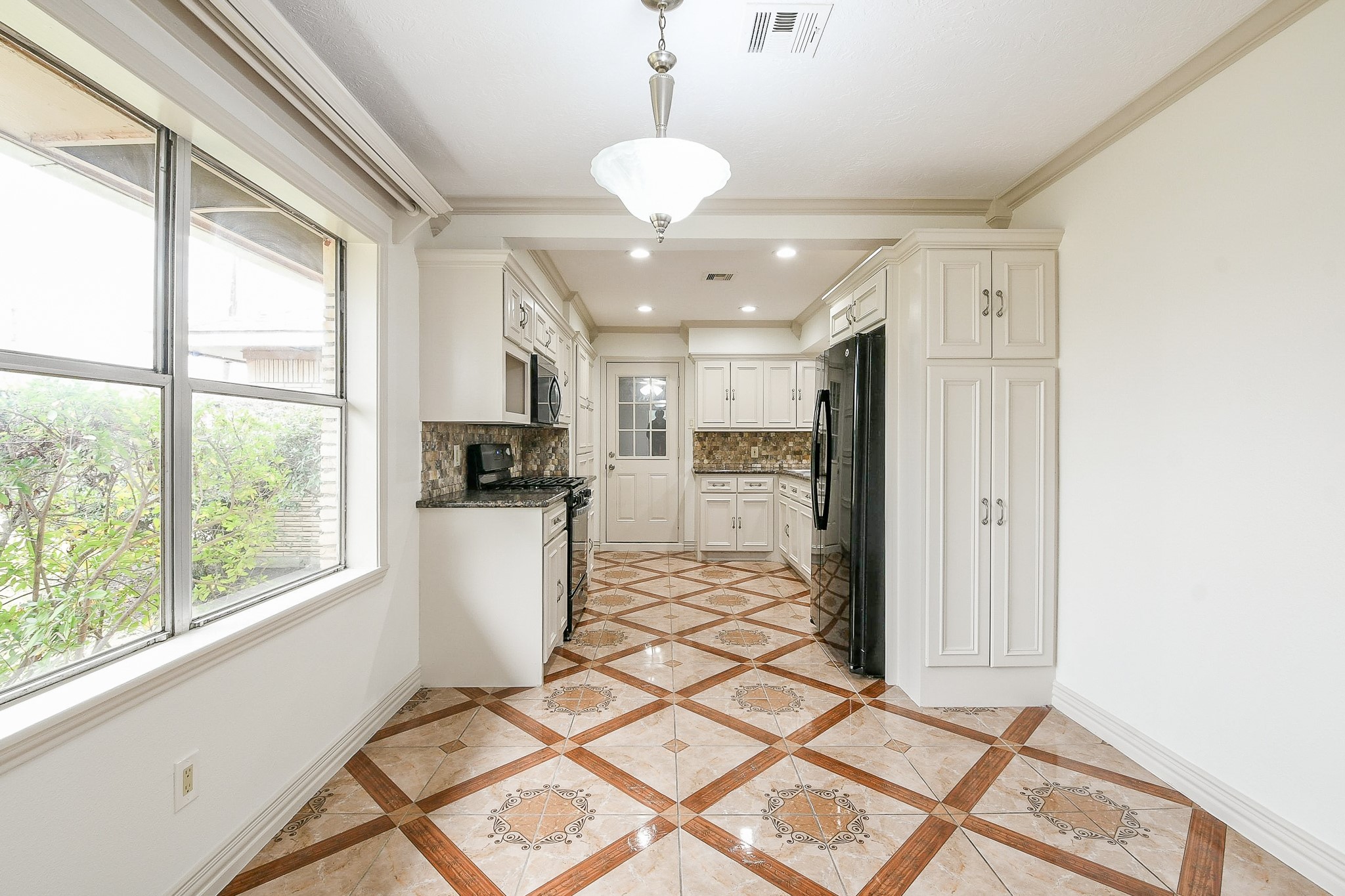 901 Redondo Drive Houston, TX 77015 - Photo 8 of 32