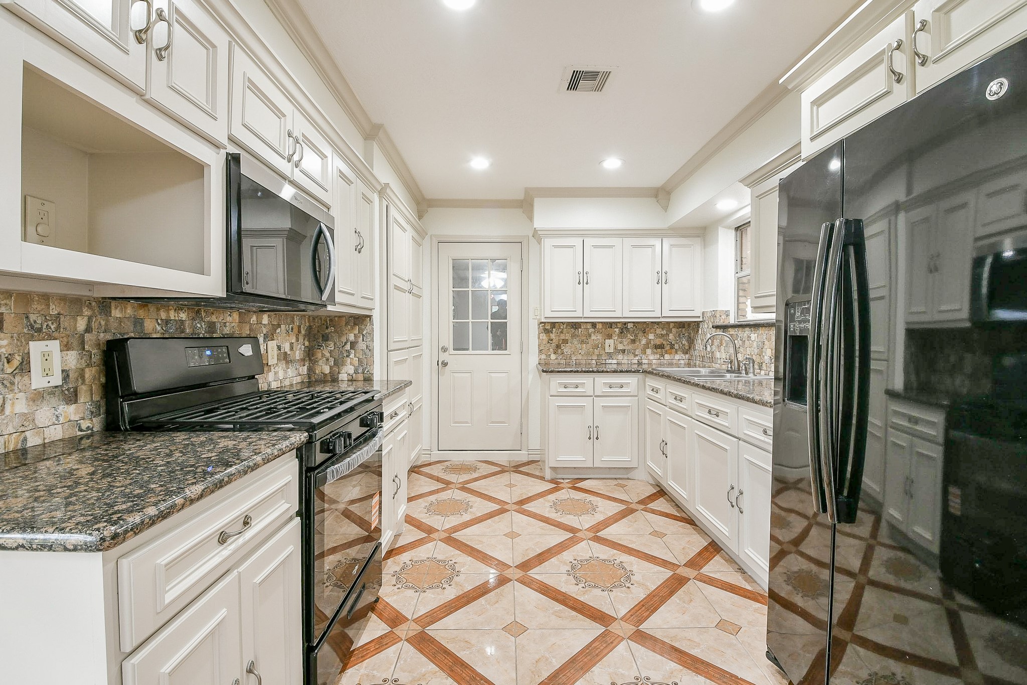 901 Redondo Drive Houston, TX 77015 - Photo 10 of 32