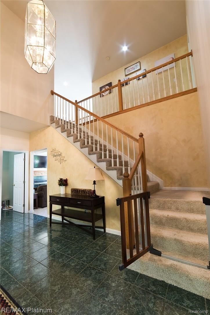 13510 Rohn Road Fenton, MI 48430 - Photo 13 of 31 9. Foyer