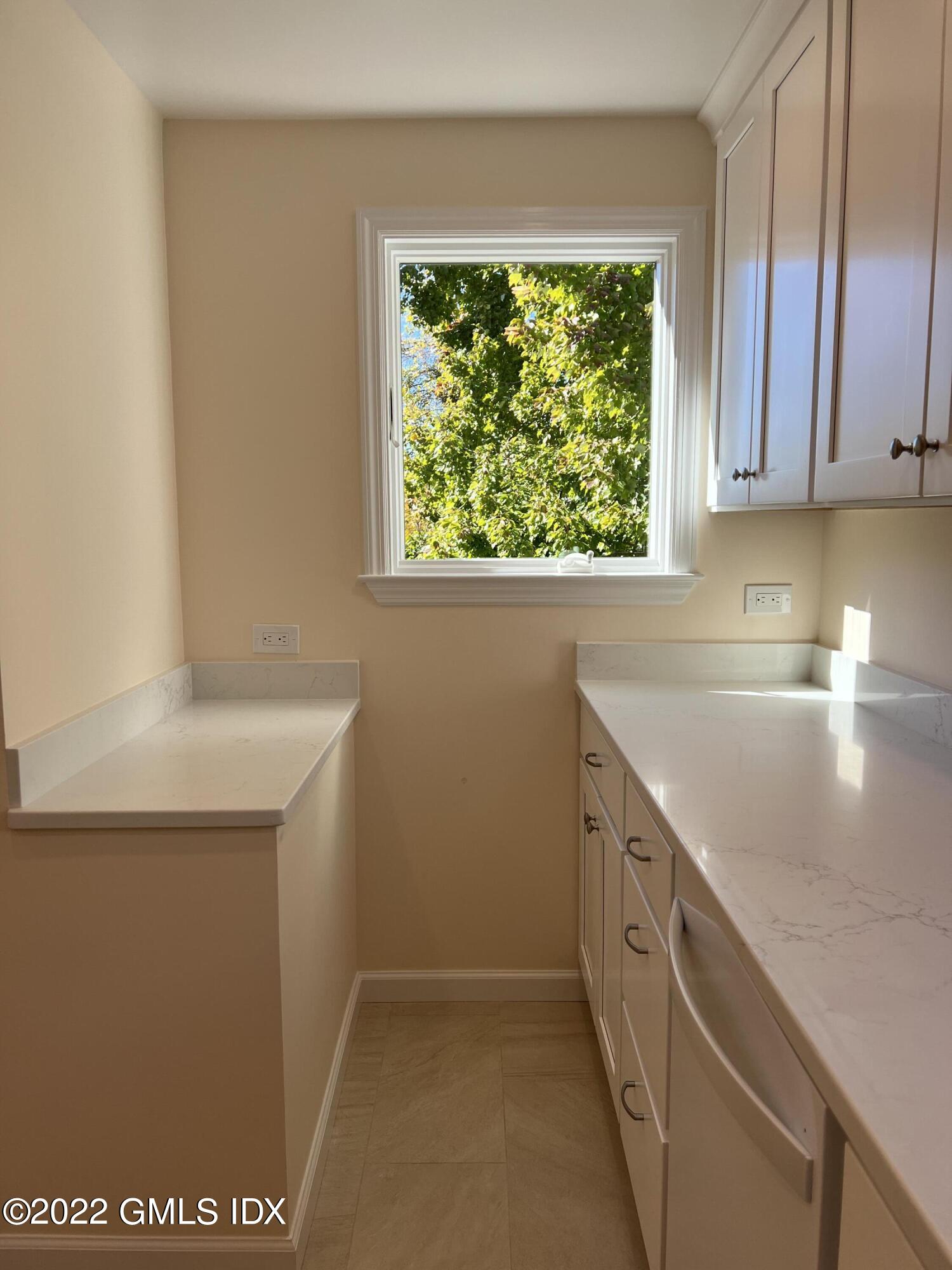 8 Smith Street, Unit 2 Greenwich, CT 06830 - Photo 10 of 19 IMG_0536