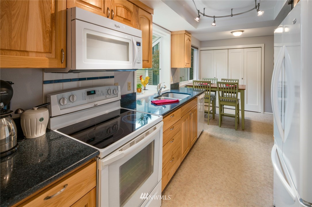 16561 162nd Place Southeast Renton, WA 98058 - Photo 9 of 23 Gallery Image 9