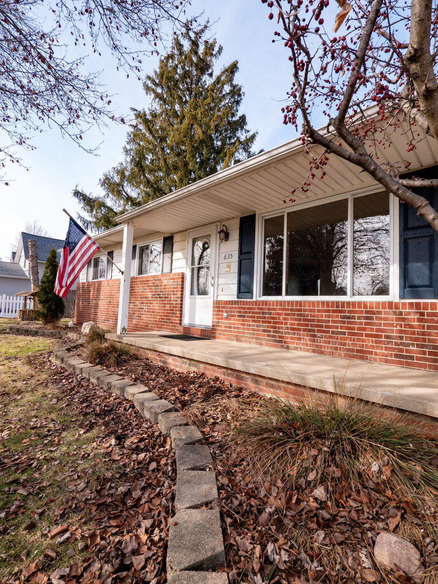 635 East Mill Street Capac, MI 48014 - Photo 4 of 29 Front Porch