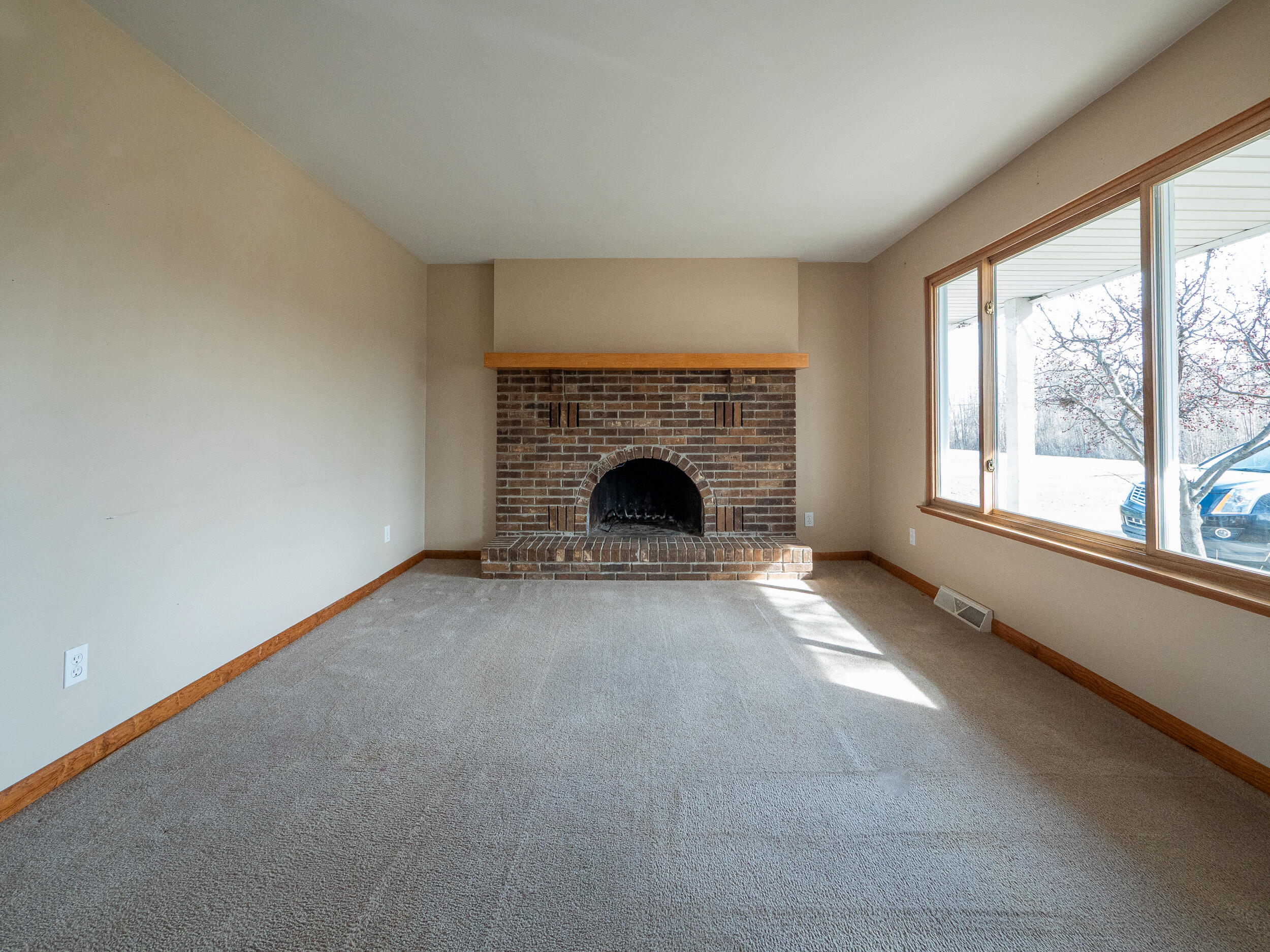635 East Mill Street Capac, MI 48014 - Photo 10 of 29 Front Room
