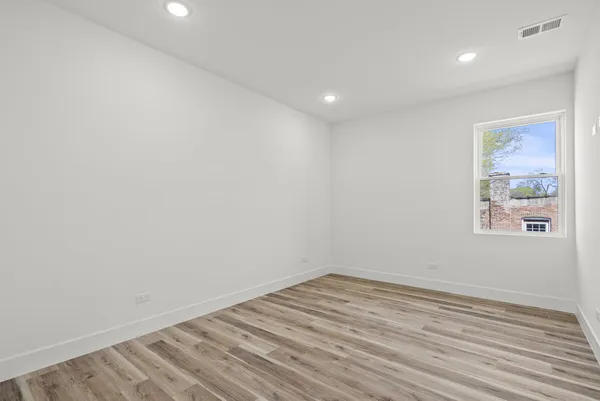 $2,700 | 6538 South Rhodes Avenue, Unit 3, Chicago, IL 60637