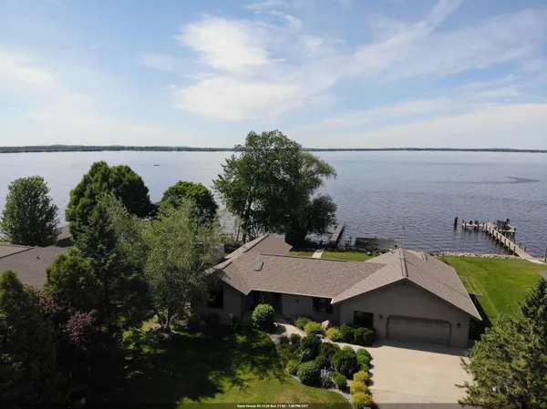 $1,100,000 | 9512 Laura Lane, Winneconne, WI 54986