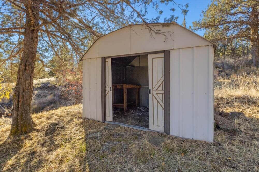 17550 South Poe Valley Road Klamath Falls, OR 97603 - Photo 57 of 59 a front view of a house with a yard