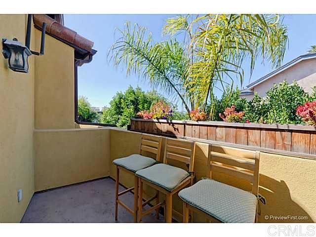 366 Forward Street, Unit E La Jolla, CA 92037 - Photo 20 of 26 a balcony with table and chairs