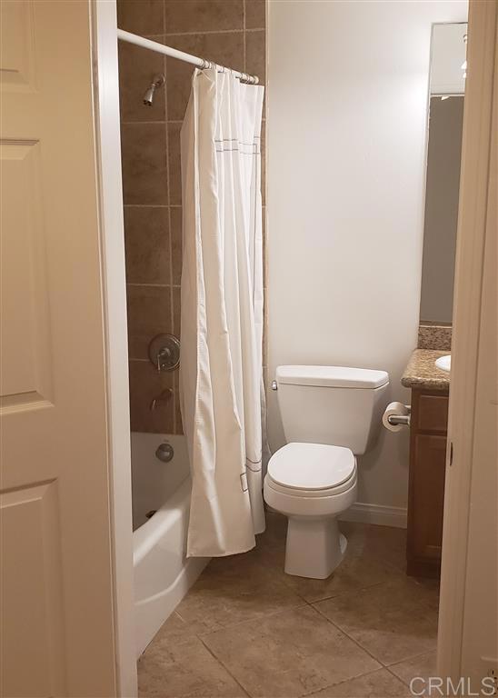 366 Forward Street, Unit E La Jolla, CA 92037 - Photo 8 of 26 a bathroom with a toilet and a shower