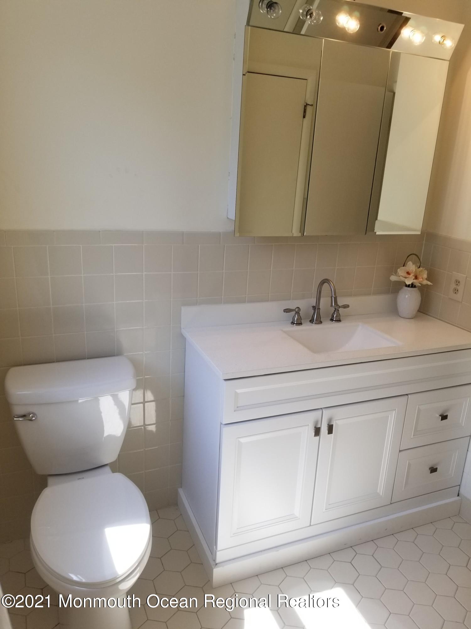 28 Mapleton Road Toms River, NJ 08757 - Photo 21 of 27 28 mapleton bathrm 1