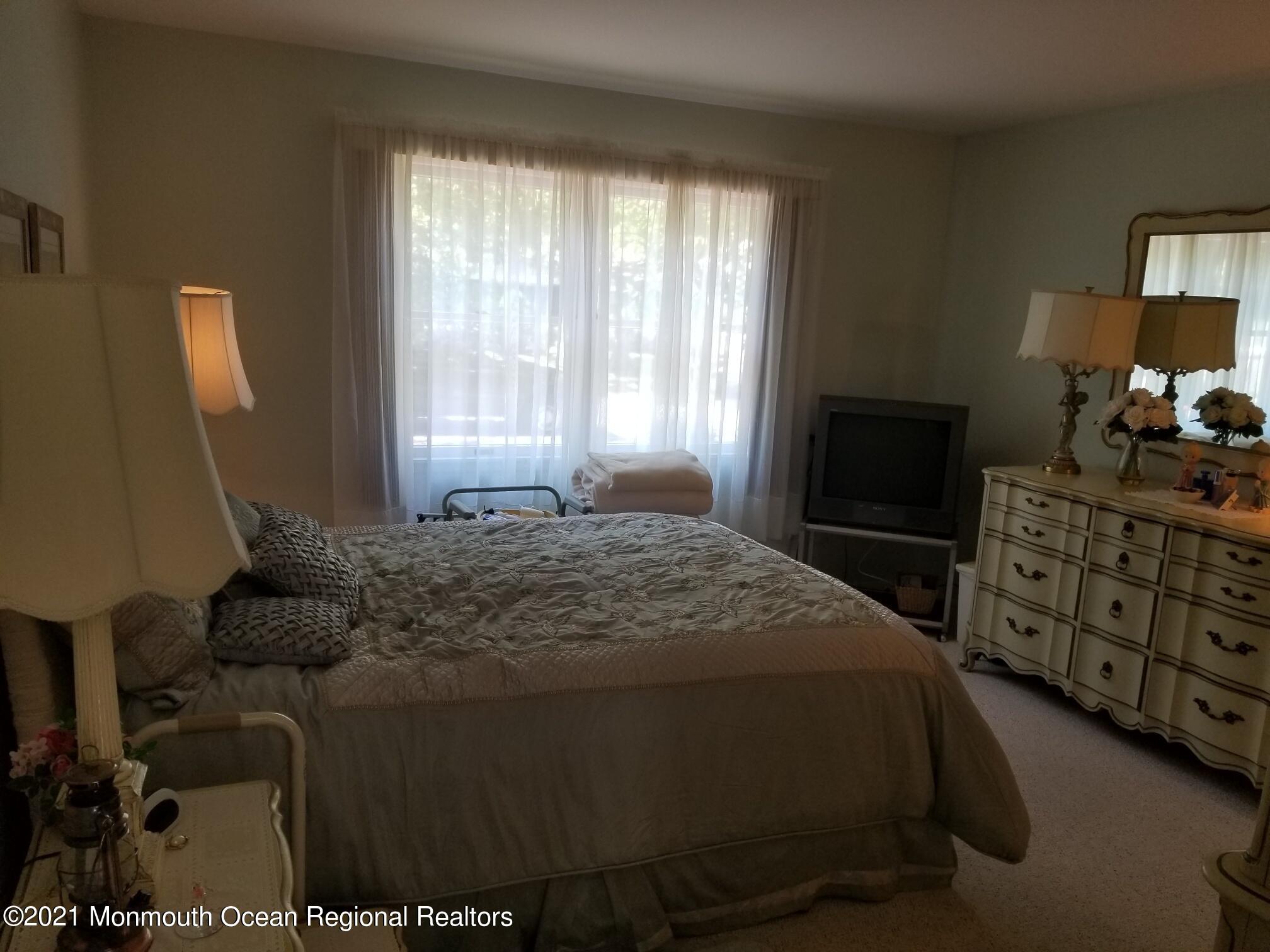 28 Mapleton Road Toms River, NJ 08757 - Photo 25 of 27 28 mapleton master bedrm4