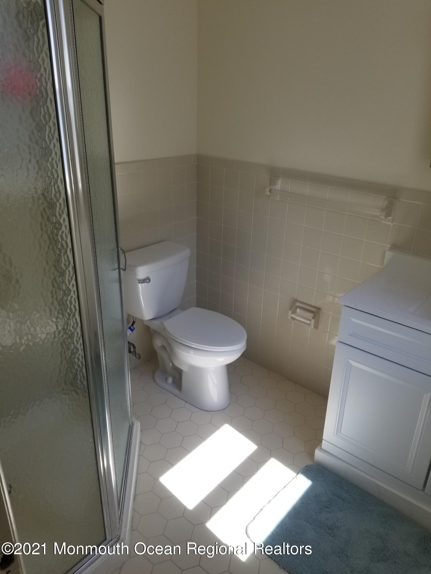28 Mapleton Road Toms River, NJ 08757 - Photo 27 of 27 28 mapleton master bath2