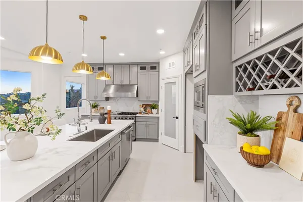$3,990,000 | 857 Avenida Acapulco, San Clemente, CA 92672