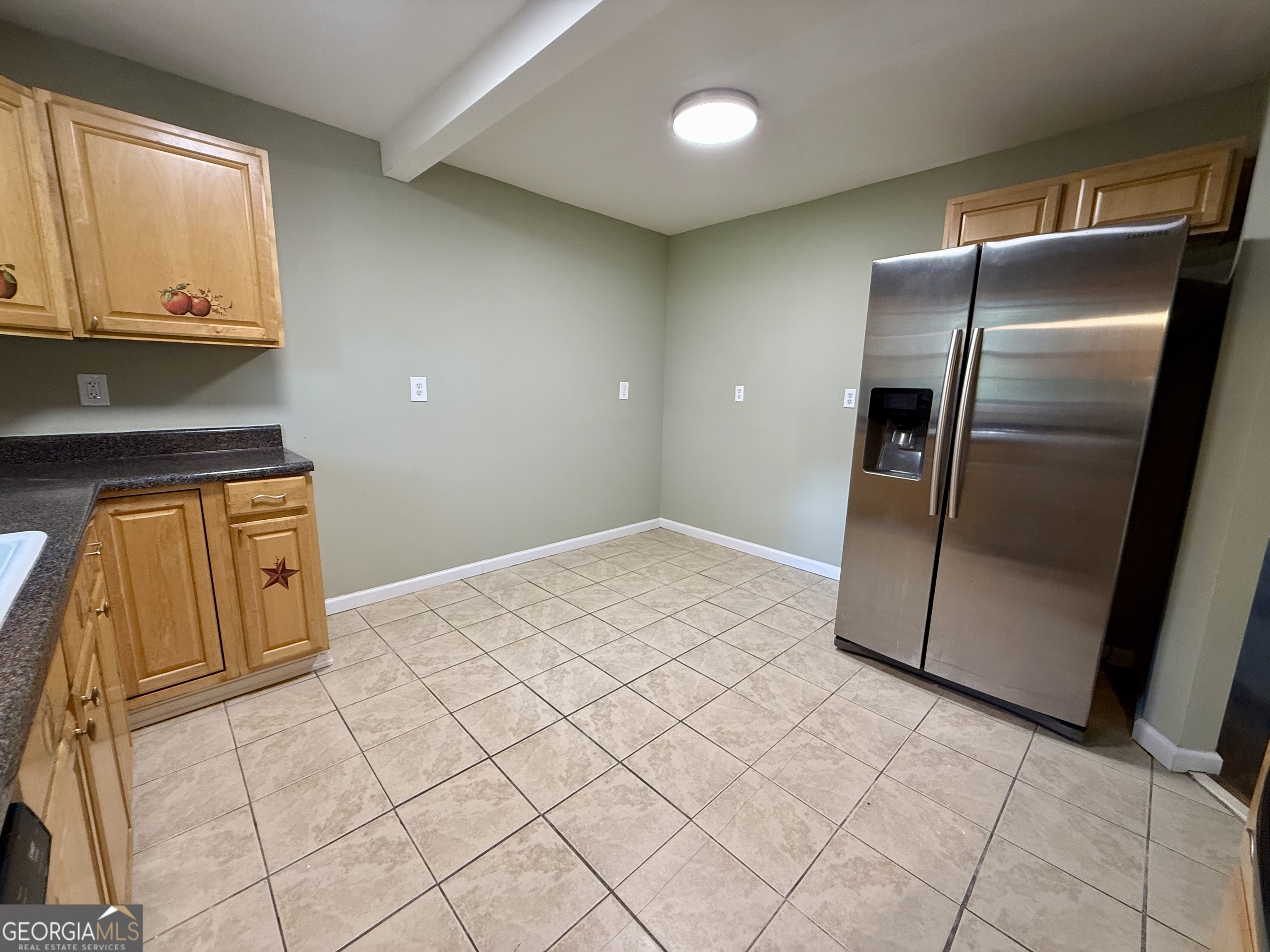 2592 White Oak Road Thomson, GA 30824 - Photo 21 of 30 a kitchen with granite countertop a refrigerator and a stove