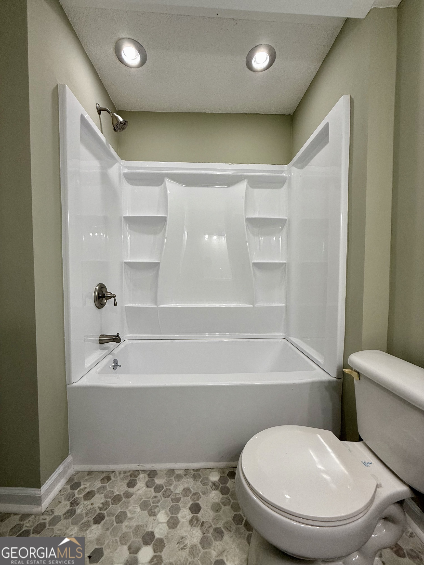 2592 White Oak Road Thomson, GA 30824 - Photo 23 of 30 a bathroom with a toilet and a bathtub