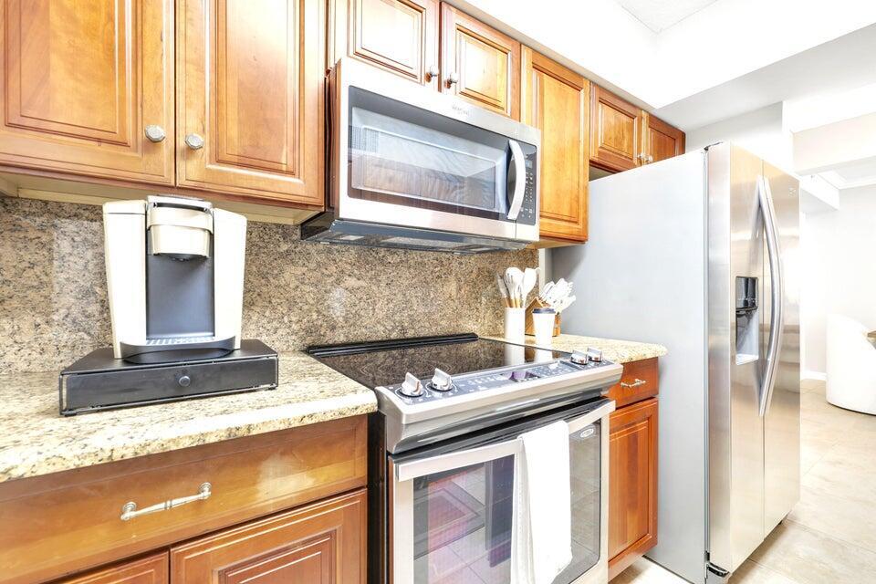 101 Plaza Real South, Unit 606 Boca Raton, FL 33432 - Photo 6 of 17 Kitchen