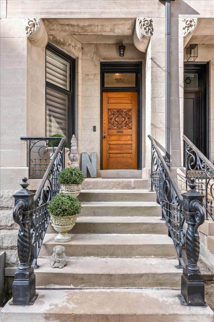 1304 North Ritchie Court Chicago, IL 60610 - Photo 2 of 28 a view of entryway and hall