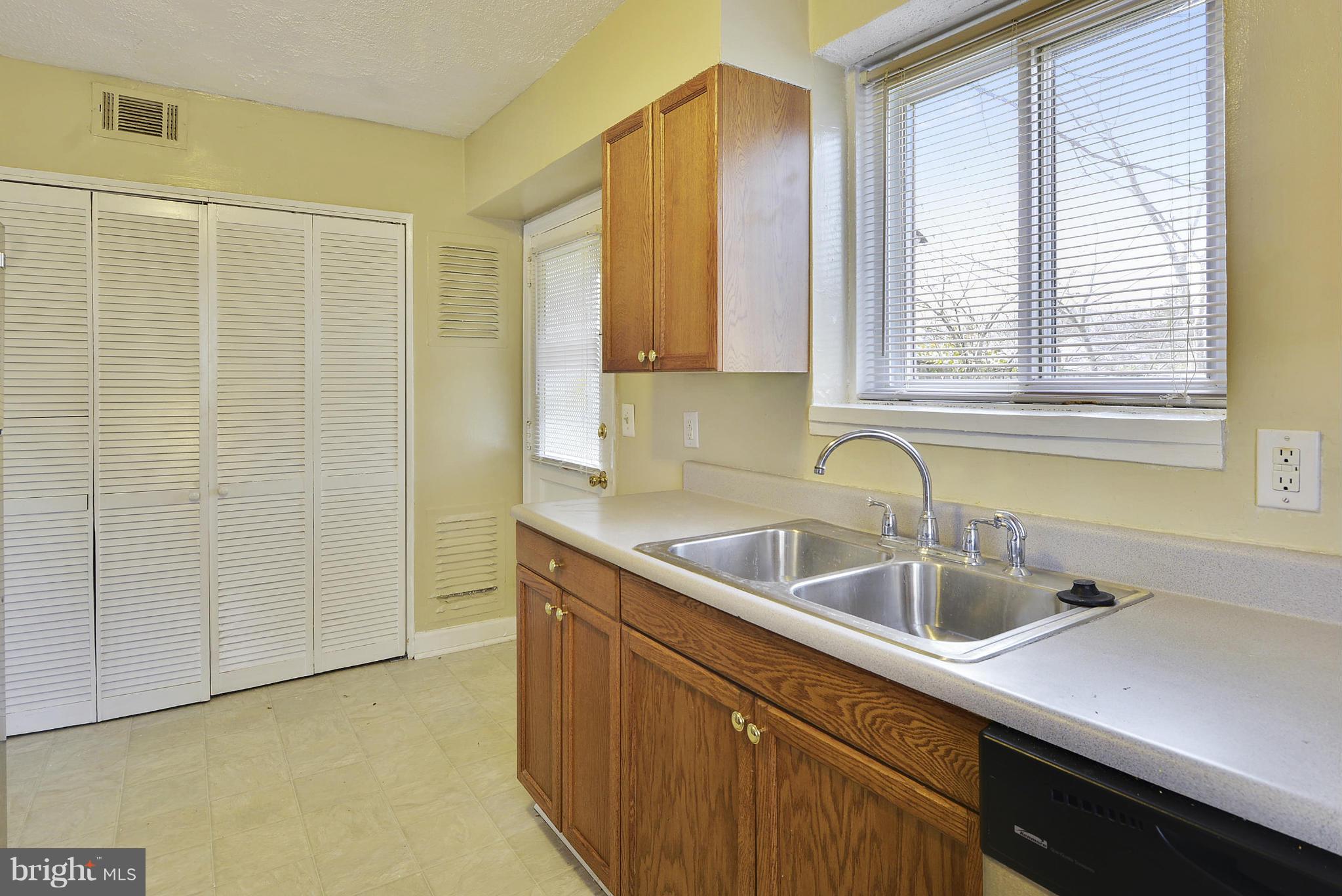 4663 Kendrick Road Suitland, MD 20746 - Photo 10 of 20 Kitchen