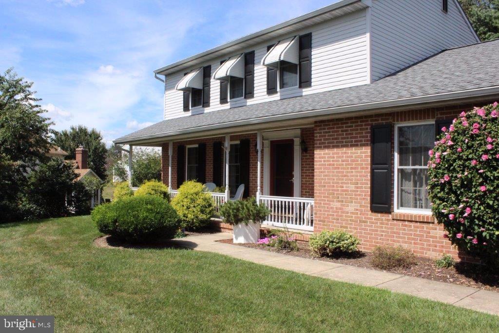 203 Kings Cross Circle Lititz, PA 17543 - Photo 2 of 25 Gallery Image 2