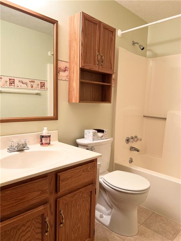 2850 Edgecliff Road, Unit 35 Lower Burrell, PA 15068 - Photo 24 of 27 Guest full bath.