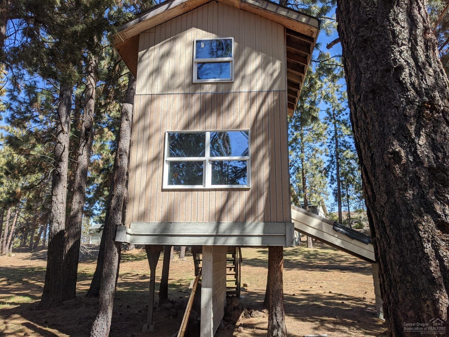 60025 Crater Road Bend, OR 97702 - Photo 10 of 16 Treehouse