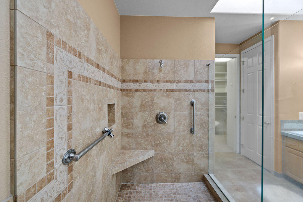 61957 Fall Creek Loop Bend, OR 97702 - Photo 18 of 42 Primary Suite