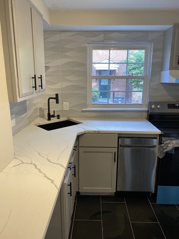 33 Charlesbank Road, Unit 33 Newton, MA 02458 - Photo 3 of 27